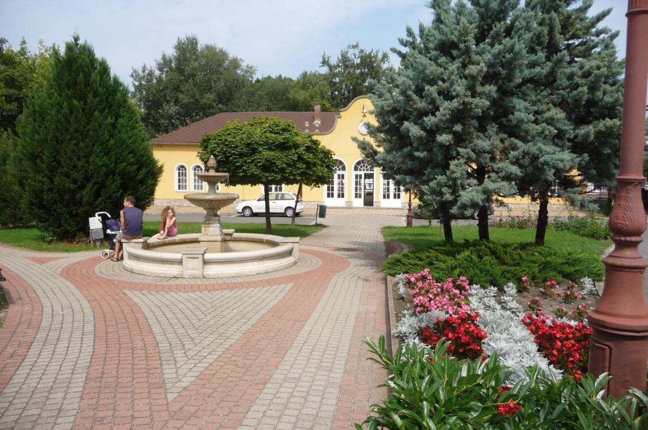 Balaton Art Guesthouse Balatonszárszó Esterno foto