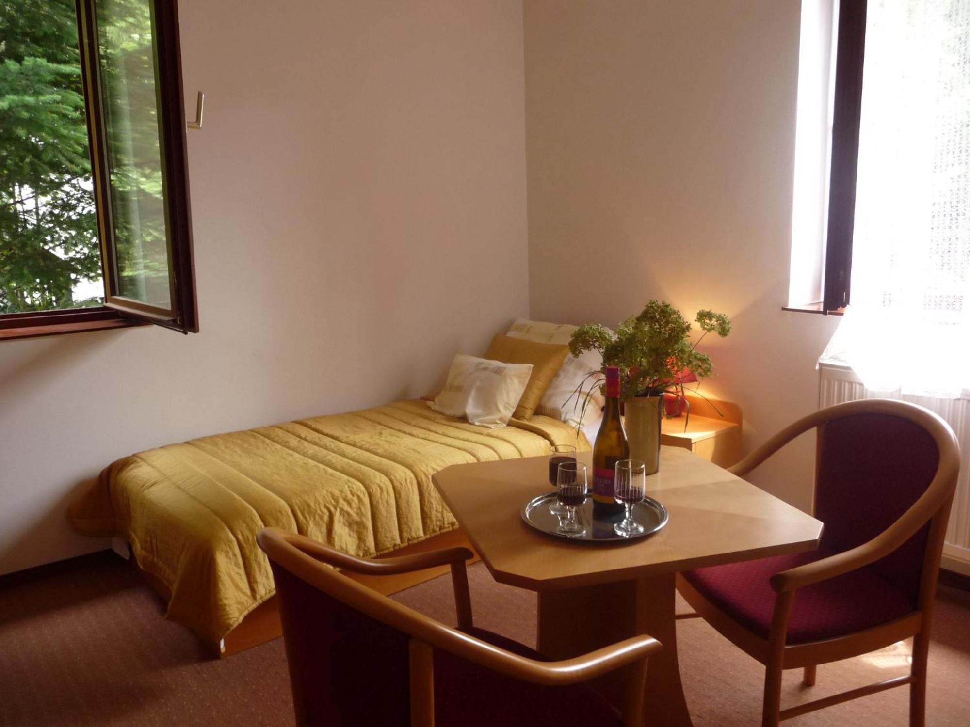 Balaton Art Guesthouse Balatonszárszó Esterno foto