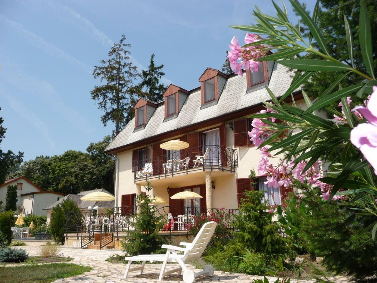 Balaton Art Guesthouse Balatonszárszó Esterno foto