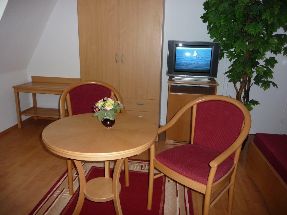 Balaton Art Guesthouse Balatonszárszó Esterno foto