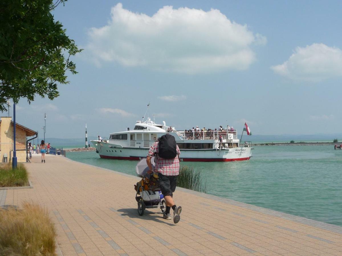 Balaton Art Guesthouse Balatonszárszó Esterno foto