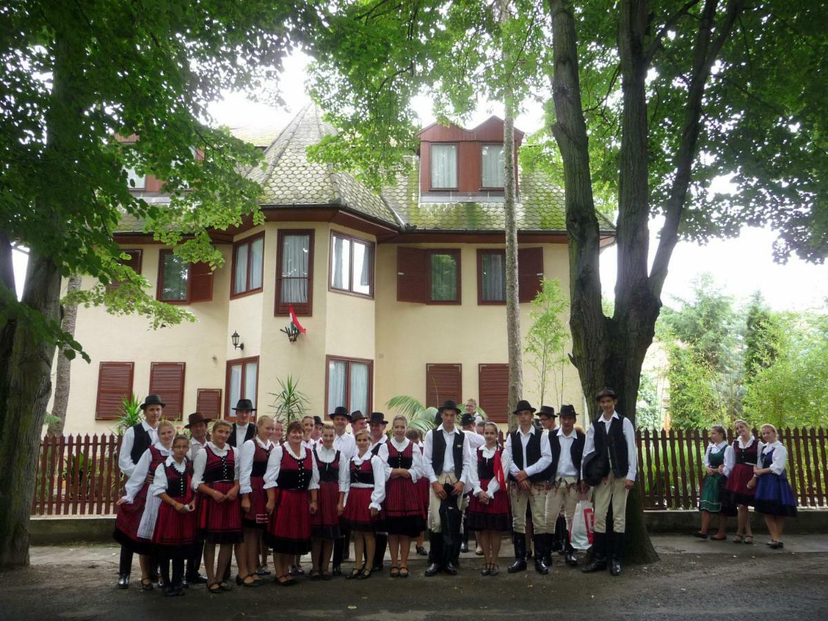 Balaton Art Guesthouse Balatonszárszó Esterno foto