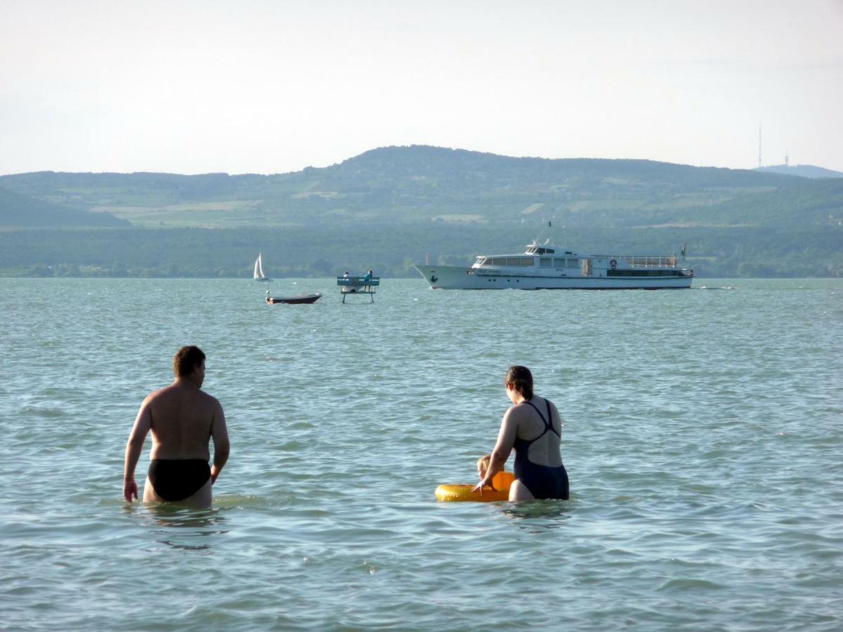 Balaton Art Guesthouse Balatonszárszó Esterno foto