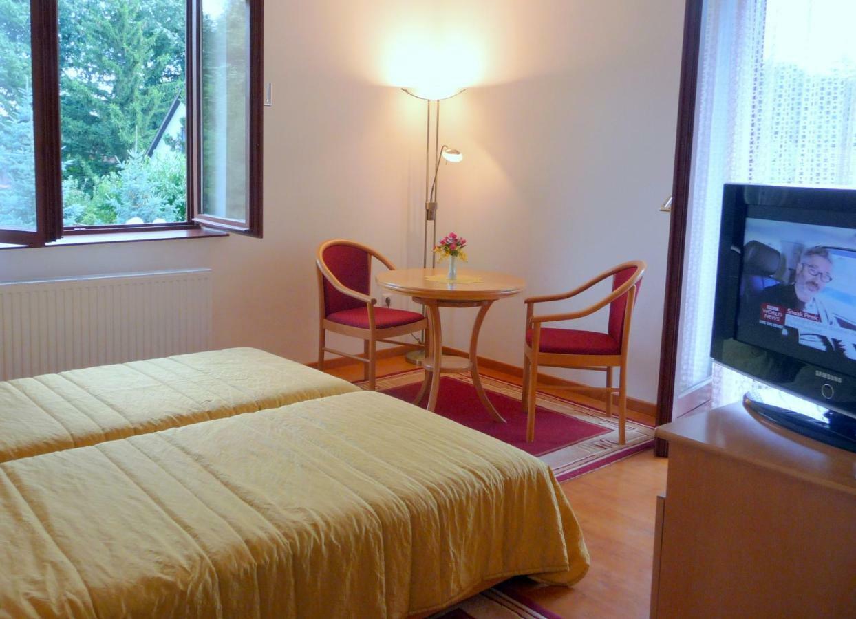 Balaton Art Guesthouse Balatonszárszó Esterno foto