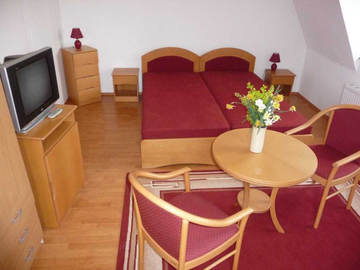 Balaton Art Guesthouse Balatonszárszó Esterno foto